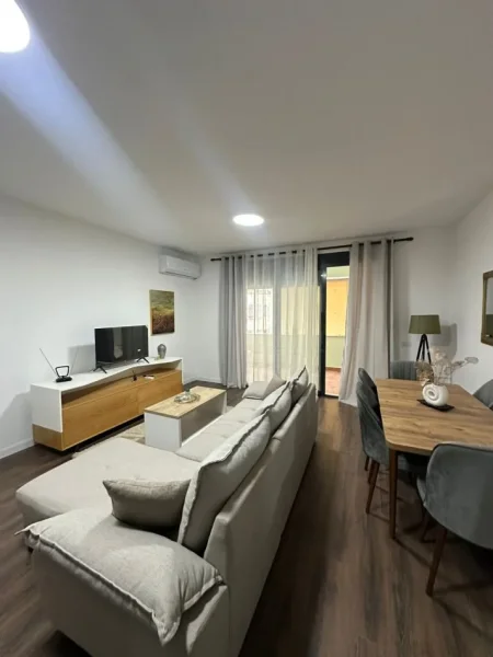 Tirane, jepet me qera apartament 3+1+Ballkon Kati 4, 137 m² 800 € (Komuna e Parisit)