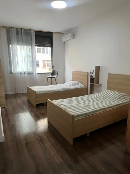 Tirane, jepet me qera apartament 3+1+Ballkon Kati 4, 137 m² 800 € (Komuna e Parisit)