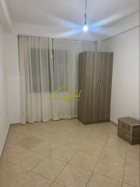 Tirane, jepet me qera apartament 1+1 Kati 2, 50 m² 400 € (XHAMLLIKU)