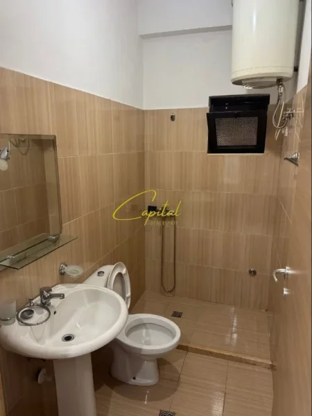 Tirane, jepet me qera apartament 1+1 Kati 2, 50 m² 400 € (XHAMLLIKU)