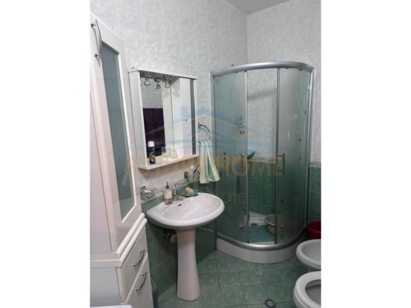 Tirane, jepet me qera apartament 2+1 , 90 m² 700 € (Rruga e Barrikadave)