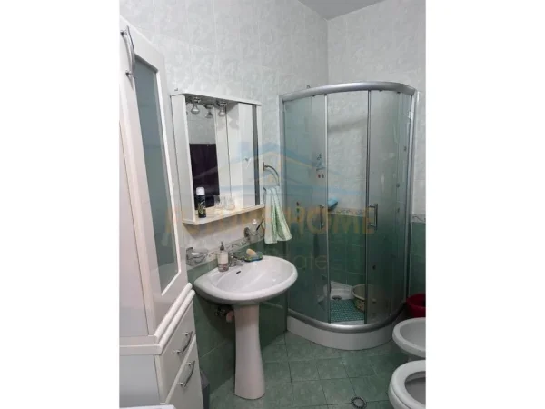 Tirane, jepet me qera apartament 2+1 , 90 m² 700 € (Rruga e Barrikadave)