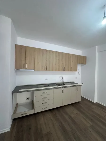Tirane, jepet me qera apartament 2+1 Kati 5, 100 m² 550 € (5 MAJI)