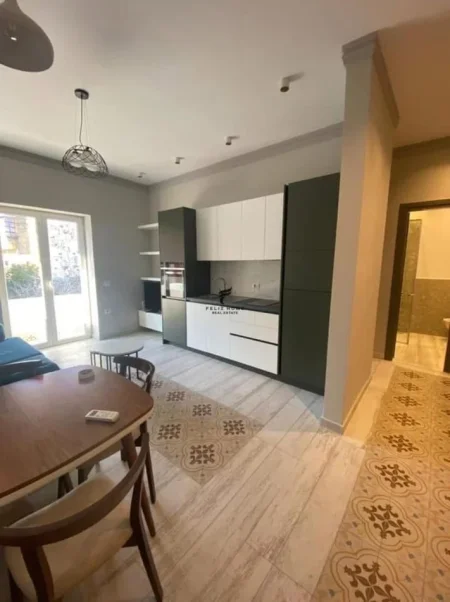 Tirane, jepet me qera apartament 2+1 Kati 1, 90 m² 700 € (RRUGA E DURRESIT)