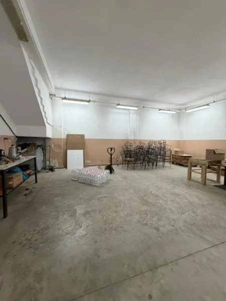 Tirane, jepet me qera magazine Kati 0, 230 m² 1.000 € (SELITE , PRANE ELEONORES)