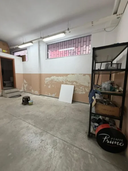Tirane, jepet me qera magazine Kati 0, 230 m² 1.000 € (SELITE , PRANE ELEONORES)