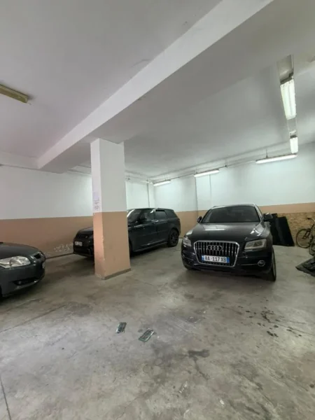 Tirane, jepet me qera magazine Kati 0, 230 m² 1.000 € (SELITE , PRANE ELEONORES)