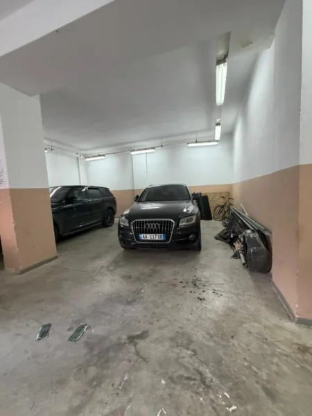 Tirane, jepet me qera magazine Kati 0, 230 m² 1.000 € (SELITE , PRANE ELEONORES)