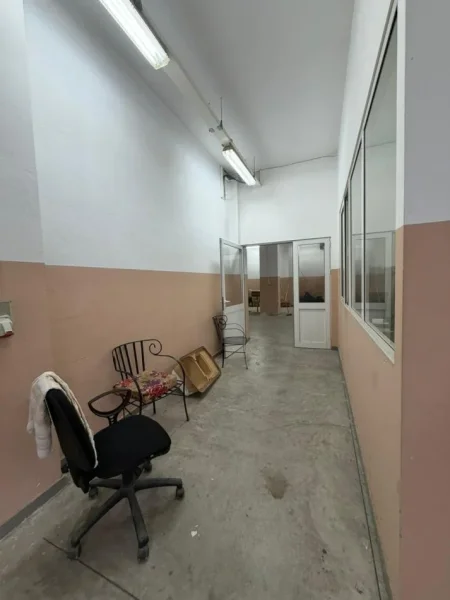 Tirane, jepet me qera magazine Kati 0, 230 m² 1.000 € (SELITE , PRANE ELEONORES)