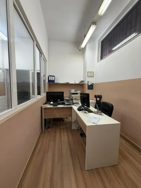 Tirane, jepet me qera magazine Kati 0, 230 m² 1.000 € (SELITE , PRANE ELEONORES)