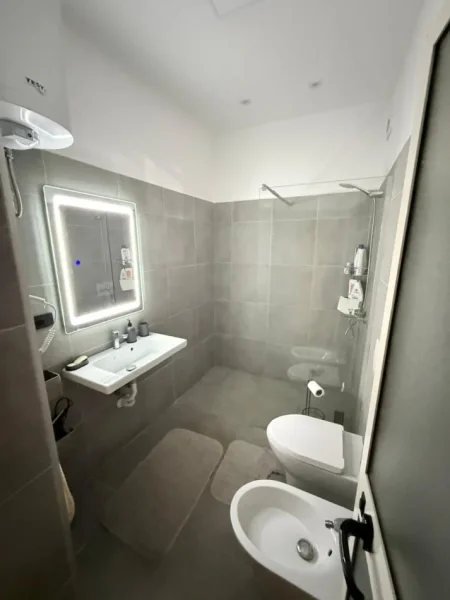 Tirane, jepet me qera shtepi , 160 m² 2.000 € (PAZARI I RI)