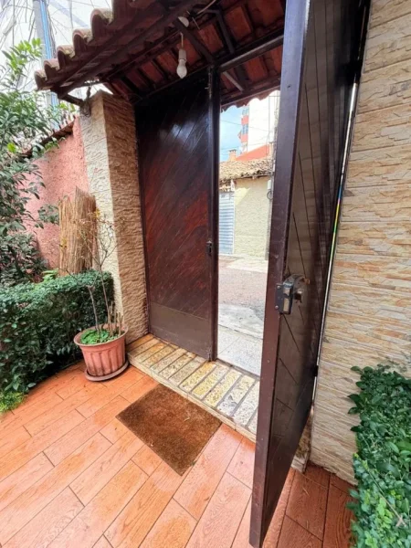 Tirane, jepet me qera shtepi , 160 m² 2.000 € (PAZARI I RI)