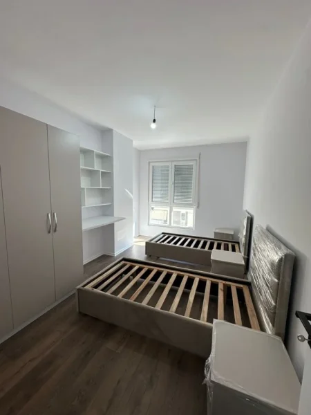 Tirane, jepet me qera zyre Kati 5, 100 m² 550 € (5 MAJI)