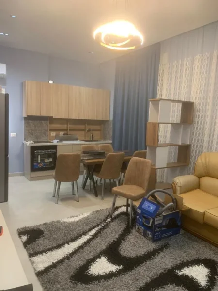 Tirane, jepet me qera apartament 1+1 Kati 1, 75 m² 500 € (KOMBINAT)