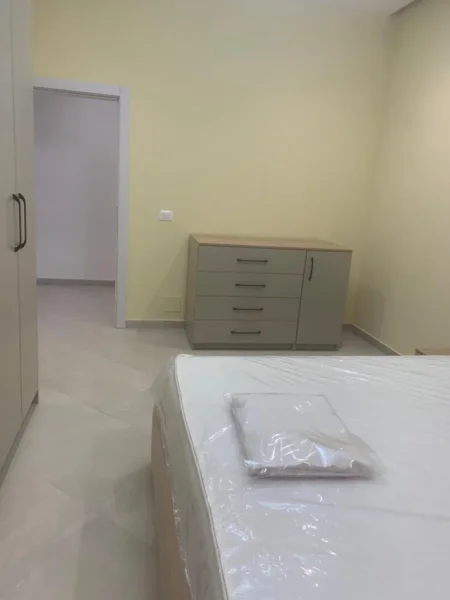 Tirane, jepet me qera apartament 1+1 Kati 1, 75 m² 500 € (KOMBINAT)