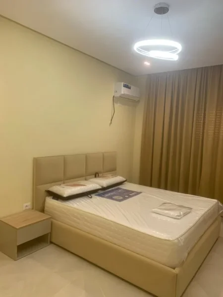 Tirane, jepet me qera apartament 1+1 Kati 1, 75 m² 500 € (KOMBINAT)