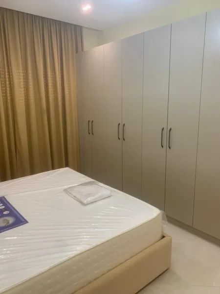 Tirane, jepet me qera apartament 1+1 Kati 1, 75 m² 500 € (KOMBINAT)