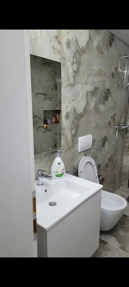 Tirane, jepet me qera apartament 2+1 Kati 3, 72 m² 950 € (Rruga Myslym Shyri perballe pasticeri Someg pallati Euro1)