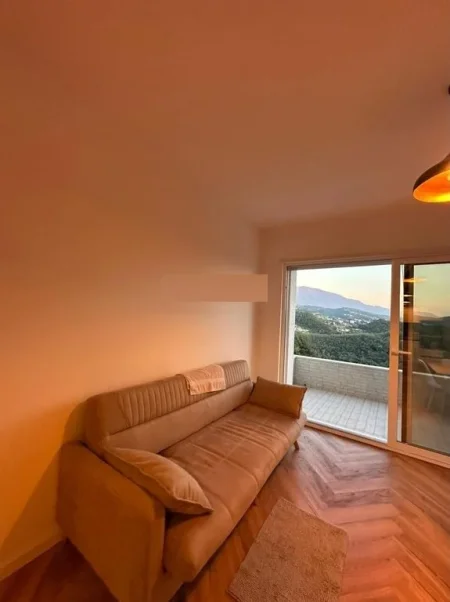 Tirane, jepet me qera apartament 2+1 Kati 1, 96 m² 500 € (vilat e arabit)