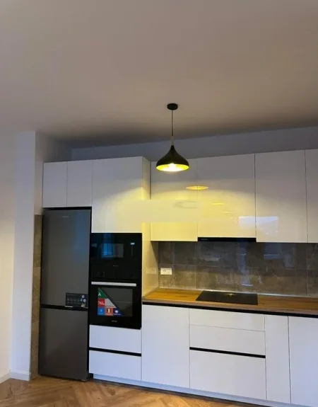 Tirane, jepet me qera apartament 2+1 Kati 1, 96 m² 500 € (vilat e arabit)