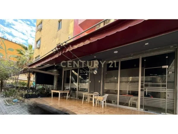 Tirane, jepet me qera bar-kafe Kati 0, 45 m² 500 € (Unaza)