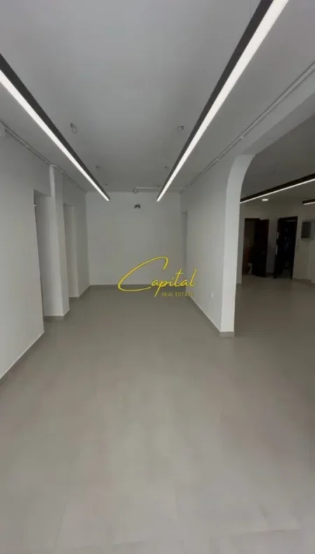 Tirane, jepet me qera ambjent biznesi Kati 0, 110 m² 1.000 € (BLLOKU)