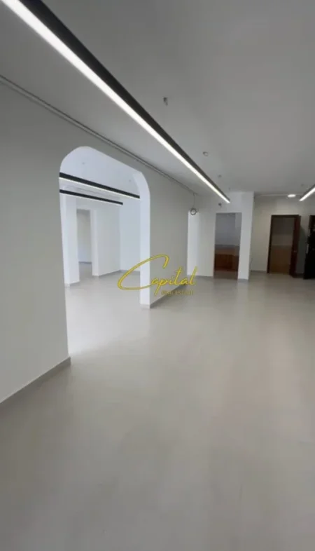 Tirane, jepet me qera ambjent biznesi Kati 0, 110 m² 1.000 € (BLLOKU)