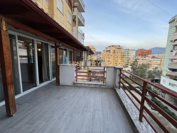 Tirane, jepet me qera apartament 1+1 Kati 3, 100 m² 700 € (kodra e diellit)