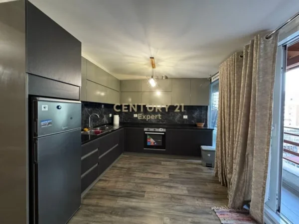 Tirane, jepet me qera apartament 1+1 Kati 3, 100 m² 700 € (kodra e diellit)