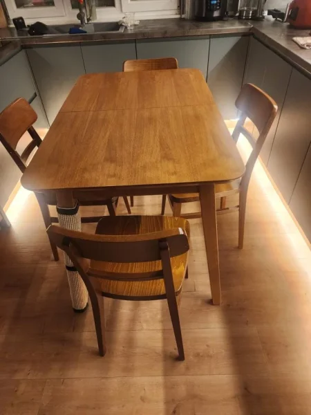 Tirane, shes Tavoline ngrenie me 4 karrige 1 €