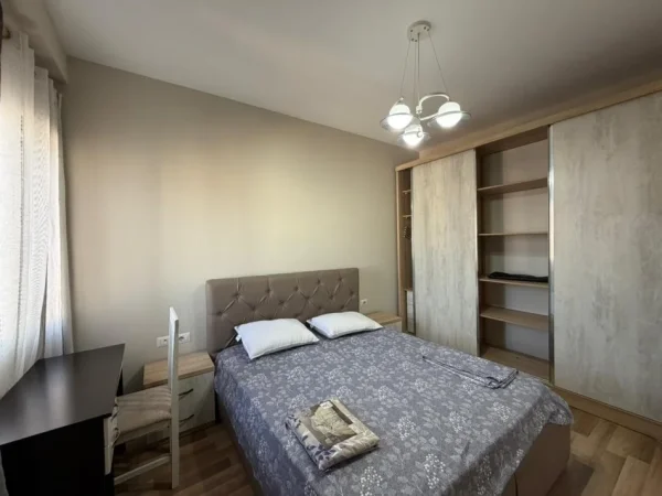 Tirane, jepet me qera apartament 1+1 Kati 5, 55 m² 600 € (Shkolla e Kuqe)