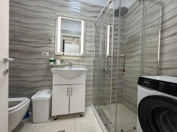 Tirane, jepet me qera apartament 1+1 Kati 5, 55 m² 600 € (Shkolla e Kuqe)