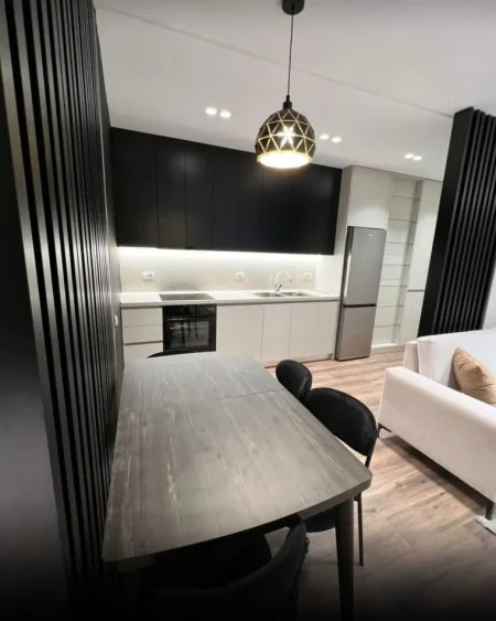 Tirane, jepet me qera apartament 2+1+Ballkon Kati 7, 700 € 