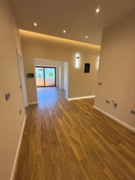 Tirane, jepet me qera ambjent biznesi , 500 m² 5.300 € (VILAT GJERMANE)