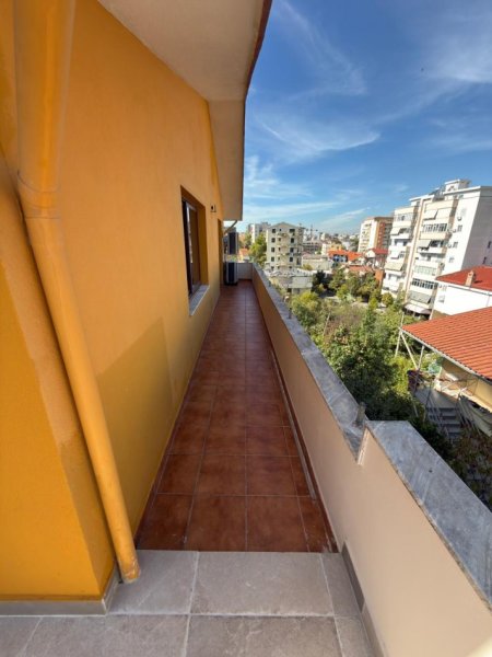 Tirane, jepet me qera ambjent biznesi , 500 m² 5.300 € (VILAT GJERMANE)