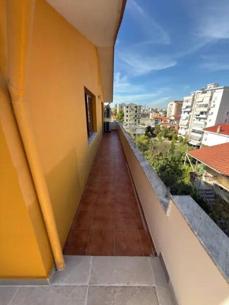 Tirane, jepet me qera ambjent biznesi , 500 m² 5.300 € (VILAT GJERMANE)