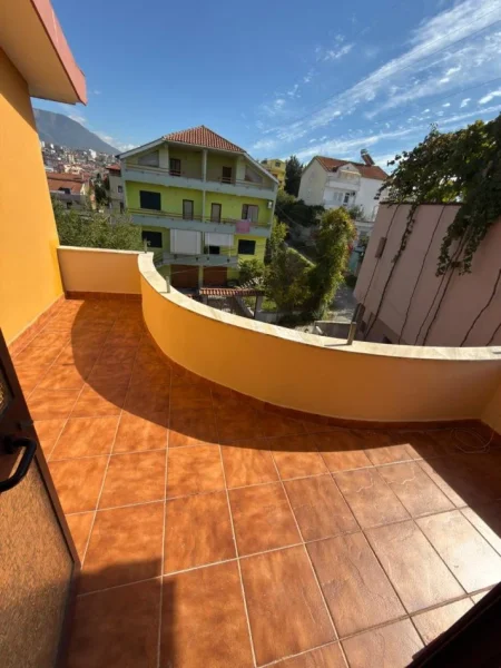 Tirane, jepet me qera ambjent biznesi , 500 m² 5.300 € (VILAT GJERMANE)