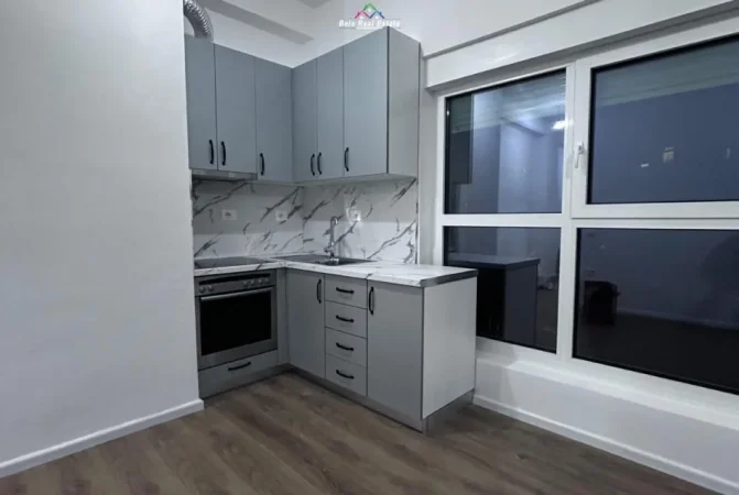 Tirane, jepet me qera apartament 1+1 Kati 8, 65 m² 365 € (Rruga Pasho Hysa)