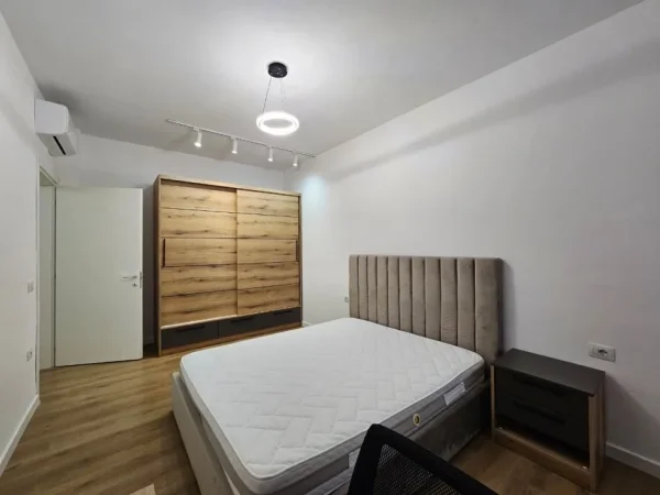 Tirane, jepet me qera apartament 3+1+Ballkon Kati 9, 700 € 