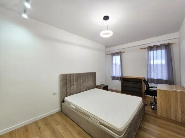 Tirane, jepet me qera apartament 3+1+Ballkon Kati 9, 700 € 