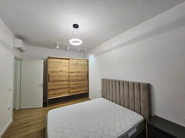 Tirane, jepet me qera apartament 3+1+Ballkon Kati 9, 700 € 