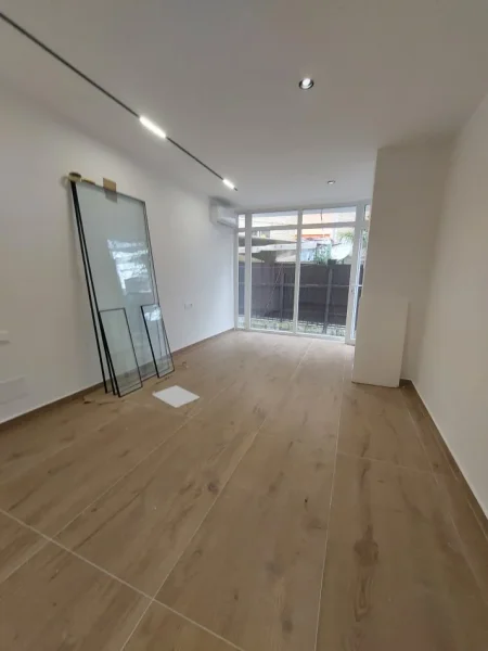 Tirane, jepet me qera ambjent biznesi Kati 0, 50 m² 500 € (Rruga Qemal Stafa)