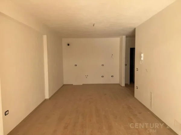 Tirane, shitet apartament 2+1+Ballkon Kati 9, 121 m² 210.000 € (ish fusha e aviacionit.)