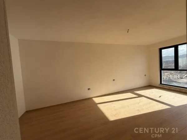 Tirane, shitet apartament 2+1+Ballkon Kati 9, 121 m² 210.000 € (ish fusha e aviacionit.)