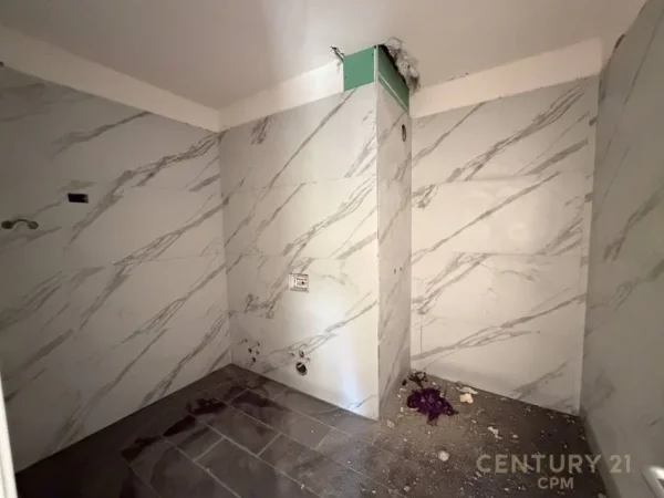 Tirane, shitet apartament 2+1+Ballkon Kati 9, 121 m² 210.000 € (ish fusha e aviacionit.)