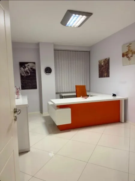 Tirane, jepet me qera ambjent biznesi Kati 1, 60 m² 800 € (ALI DEMI)