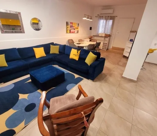 Tirane, jepet me qera apartament 2+1 Kati 1, 550 € (PAZARI I RI)