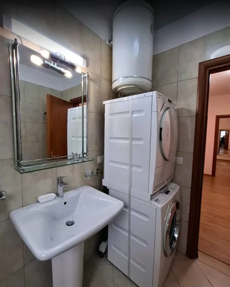 Tirane, jepet me qera apartament 2+1+Ballkon , 120 m² 750 € 