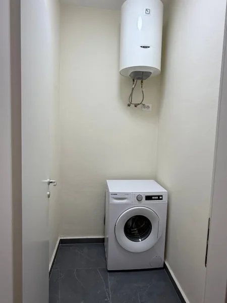 Tirane, jepet me qera apartament 1+1 Kati 2, 70 m² 570 € (Rruga 5 Maj)