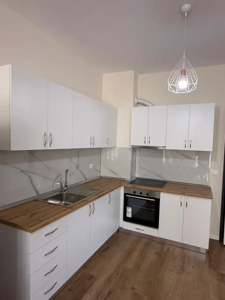 Tirane, jepet me qera apartament 1+1 Kati 2, 70 m² 570 € (Rruga 5 Maj)